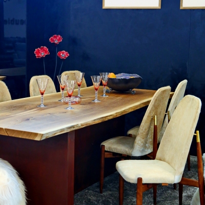 Dubový jedálenský stôl dvojfošnový, kartáčovaný s nohami v úprave surová lakovaná hrdza