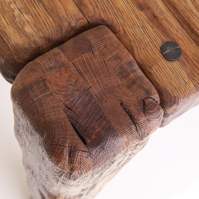 Dubový kartáčovaný jedálenský stôl s kovanými klincami. Úprava s čiernou patinou detail nohy