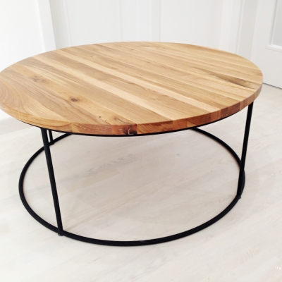 Dubový konferenčný stolík – kruhový s oceľovou podnožou