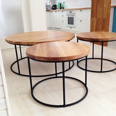 Set dubových konferenčných stolíkov – kruhový s oceľovou podnožou.