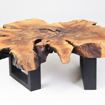 Konferenčný stolík z orecha – koreňovica s kovovými nohami v prevedení matná čierna.