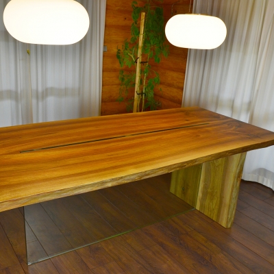 Orechový jedálenský stôl, dvojfošnový v kombinácii so sklom