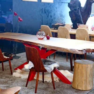 Orechový jedálenský stôl jednofošnový s koreňovým nábehom. Kovová podnož v tvare X