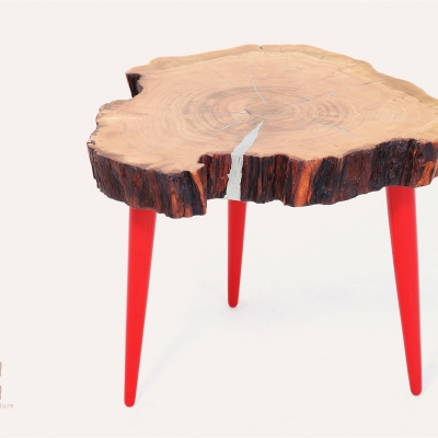 Čerešňový konferečný stolík cínovan – nohy upravené na červený vysoký lesk.