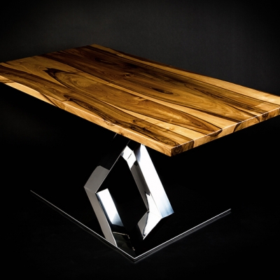 Orehový stôl s nerezovou nohou