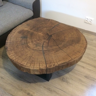Konferenčný dubový stolík vyplnený epoxidom priemer 110cm 1