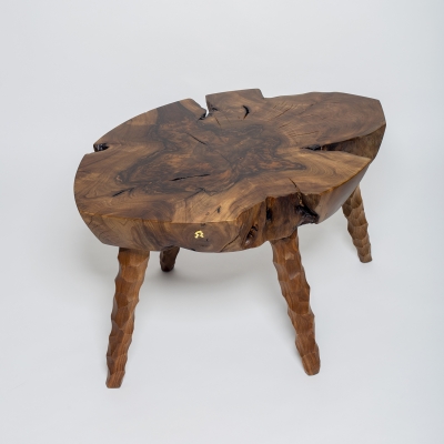 konferečný stolík s drevenými nohami