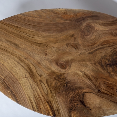 masívny orechový konferenčný stolík z orechového dreva