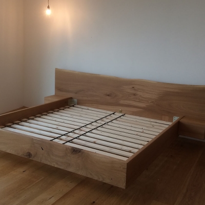 Dubová masívna posteľ s postranymi nočnými stolikmi detail zprava