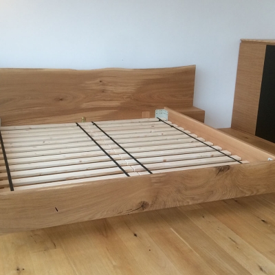 Dubová masívna posteľ s postranymi nočnými stolikmi detail zľava