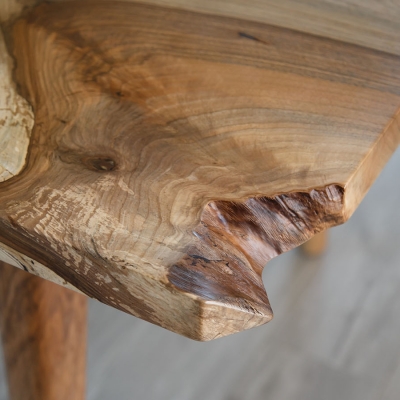Orechový jedálenský stôl s drevenými nohami celkový pohľad