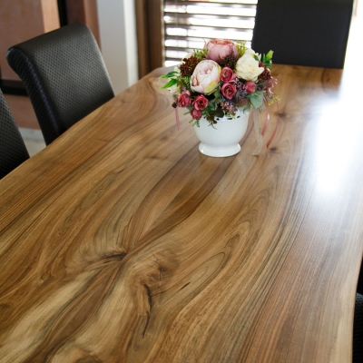 Orechový jedálenský stôl s drevenými nohami celkový pohľad