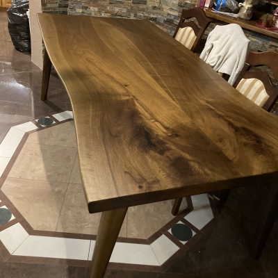 Masívny orechový jedálenský stôl s drevenými nohami