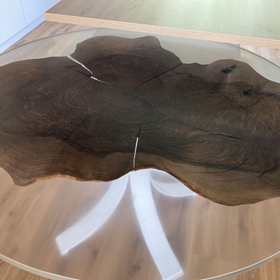 okruhly jedalensky stol - kombiacia epoxid a orechové drevo + kovove nohy