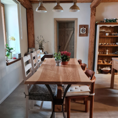 Masívny jaseňový Jedalensky stôl s naturalnymi hranami ,kovaná podnož v kombinacii z drevom