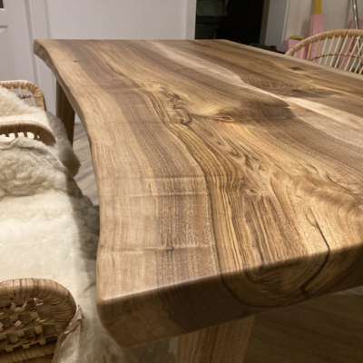 Masívny orechový Jedalensky stôl s drevenými nohami ,zrkadlové uloženie fládru detail stolovej dosky