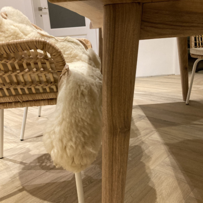 Masívny orechový Jedalensky stôl s drevenými nohami ,zrkadlové uloženie fládru detail nohy