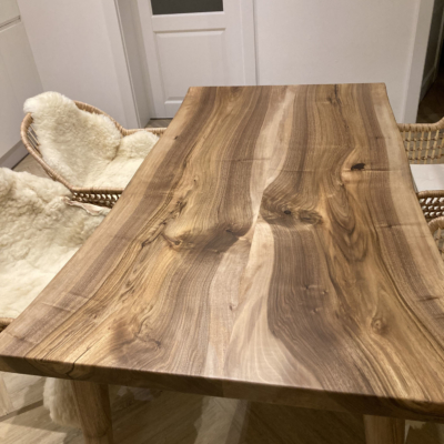 Masívny orechový Jedalensky stôl s drevenými nohami ,zrkadlové uloženie fládru - detail stolovej dosky